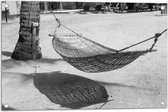 WallClassics - Tuinposter – Hangmat op een Tropisch Strand Zwart / Wit - 75x50 cm Foto op Tuinposter  (wanddecoratie voor buiten en binnen)