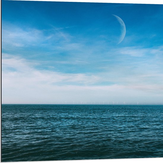 WallClassics - Dibond - Smalle Maan overdags Boven Zee - 80x80 cm Foto op Aluminium (Wanddecoratie van metaal)