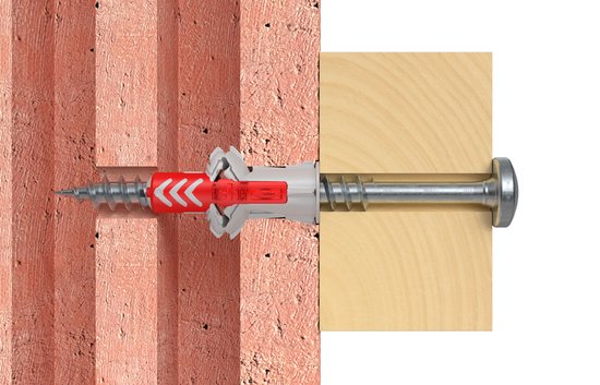 Plug Fischer met rode accenten in baksteen en hout met schroef.