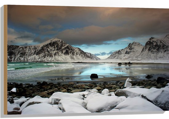 WallClassics - Hout - Besneeuwde Bergen bij Meertje - 90x60 cm - 12 mm dik - Foto op Hout (Met Ophangsysteem)
