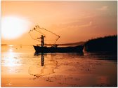 WallClassics - Poster (Mat) - Un pêcheur lance le filet de pêche d'un bateau - Photo 80x60 cm sur papier affiche à l'aspect mat