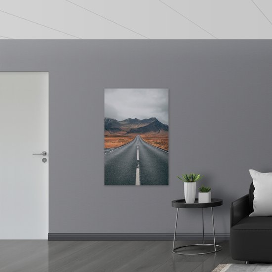 WallClassics - Bois - Route dans une zone montagneuse déserte - 80 x 120 cm - Épaisseur 12 mm - Photo sur bois (avec système de suspension)