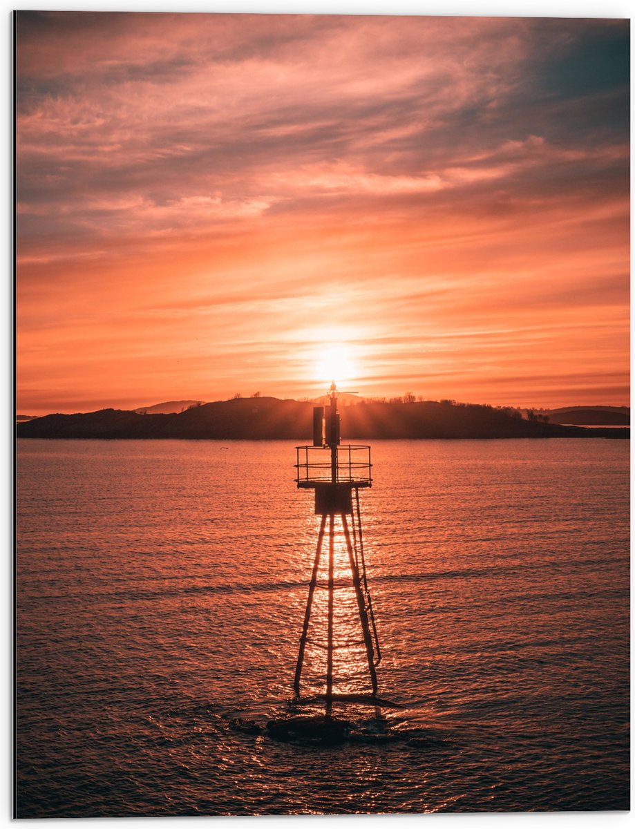 Dibond - Routerpaal in het Water met Zonondergang - 60x80 cm Foto op Aluminium (Met Ophangsysteem)