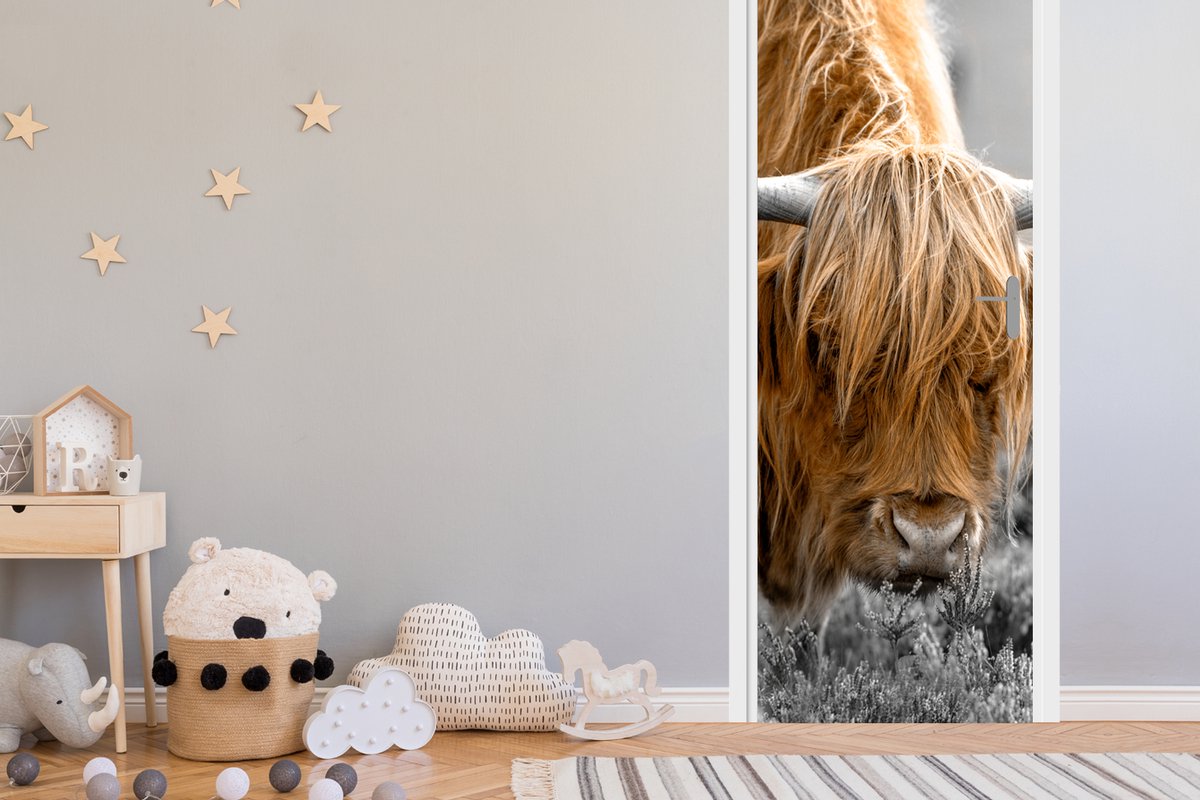 Deurposter 80x215 cm - Deursticker Schotse hooglander - Planten - Zwart - Wit - Meubelfoli