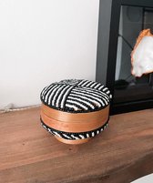 Kralen doos mini zwart met kwastje | Opbergbox beaded | Bali Bamboe decoratie | Zwarte witte opbergbox kralen | Interieurdecoratie