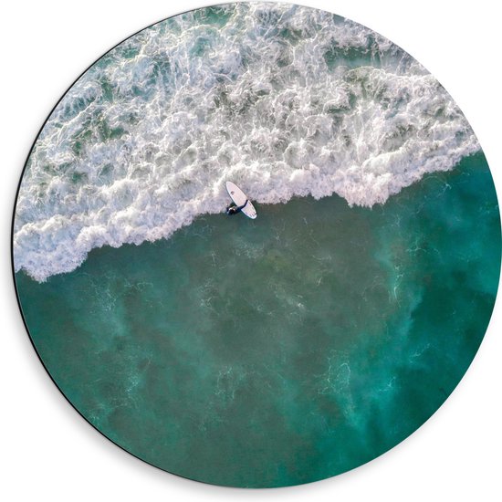 WallClassics - Dibond Muurcirkel - Bovenaanzicht van Surfer bij Schuimgolf - 50x50 cm Foto op Aluminium Muurcirkel (met ophangsysteem)