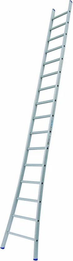 Lange, gebogen aluminium ladder met 16 sporten en blauwe voetdoppen.