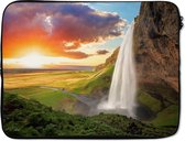 Laptophoes 15.6 inch - Waterval - Rots - Zonsondergang - Bergen - Oranje - Laptop sleeve - Binnenmaat 39,5x29,5 cm - Zwarte achterkant