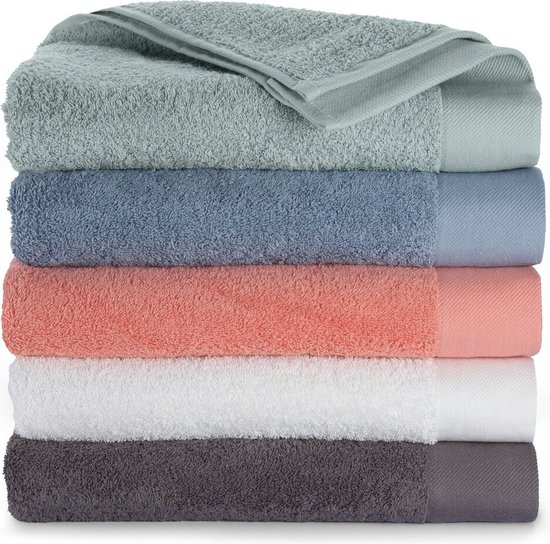 Une pile de serviettes aux couleurs vert menthe, bleu, corail, blanc et anthracite.