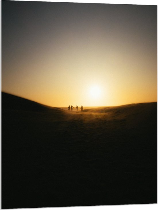 WallClassics - Acrylglas - Personen Voetballend in Woestijn met Zonsondergang - 75x100 cm Foto op Acrylglas (Wanddecoratie op Acrylaat)
