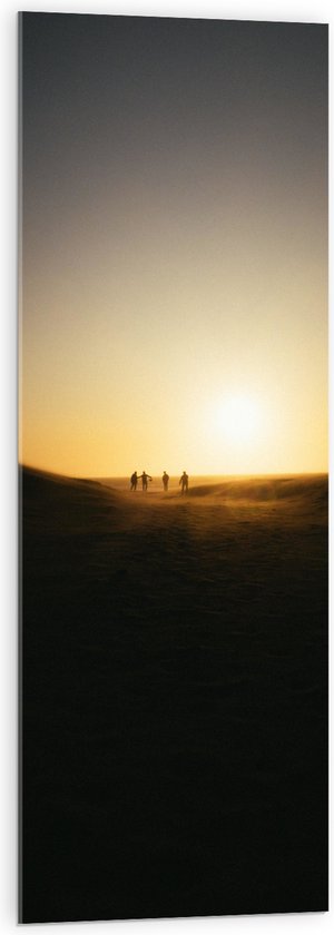 WallClassics - Acrylglas - Personen Voetballend in Woestijn met Zonsondergang - 40x120 cm Foto op Acrylglas (Met Ophangsysteem)
