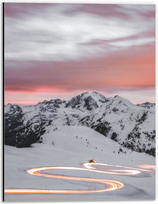 WallClassics - Dibond - Verlichte Weg door Sneeuwlandschap - 30x40 cm Foto op Aluminium (Met Ophangsysteem)