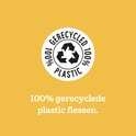 Gele achtergrond met wit recyclingsymbool en tekst: 100% gerecyclede plastic flessen.