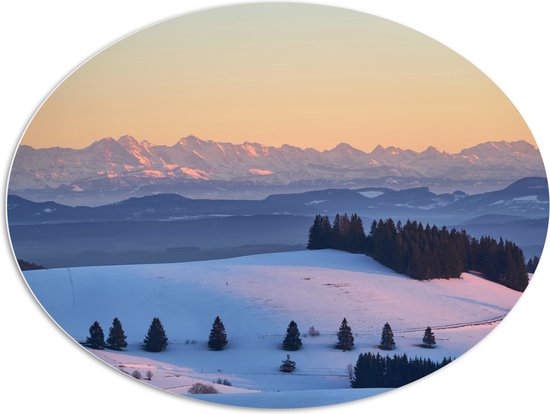 WallClassics - PVC Schuimplaat Ovaal - Heuvels en Bergen met Sneeuw - 108x81 cm Foto op Ovaal  (Met Ophangsysteem)
