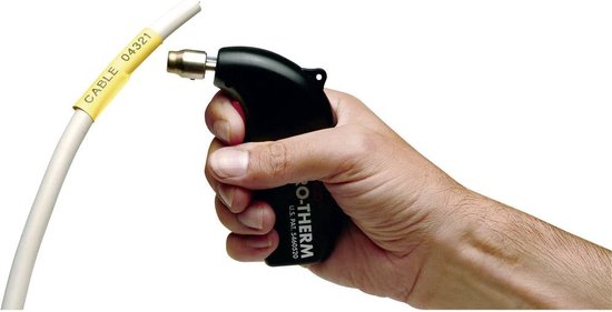 Hand gebruikt een zwarte brander om een gele DYMO label met tekst 'CABLE 04321' te verhitten op een witte kabel.