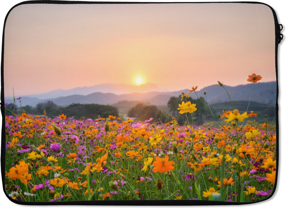 Laptophoes 13 inch - Bloemen - Zonsondergang - Berg - Laptop sleeve - Binnenmaat 32x22,5 cm - Zwarte achterkant