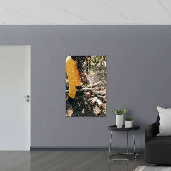 WallClassics - Hout - Houtzager in Actie - 80x120 cm - 12 mm dik - Foto op Hout (Met Ophangsysteem)