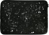 Laptophoes 13 inch - Wereldkaart - Kinderen - Zwart - Wit - Laptop sleeve - Binnenmaat 32x22,5 cm - Zwarte achterkant
