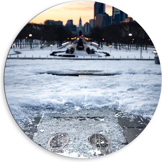 WallClassics - Dibond Muurcirkel - Bevroren Sneeuw in Stad - 80x80 cm Foto op Aluminium Muurcirkel (met ophangsysteem)