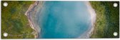 WallClassics - Tuinposter – Bovenaanzicht van Meer in Groen Gebied - 60x20 cm Foto op Tuinposter  (wanddecoratie voor buiten en binnen)