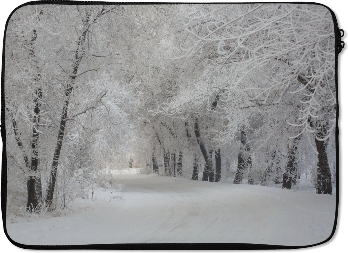 Laptophoes 14 inch - Bomen - Sneeuw - Winter - Laptop sleeve - Binnenmaat 33x23 cm - Zwarte achterkant