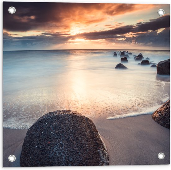 WallClassics - Tuinposter – Donkere Wolken met Zon boven Strand - 50x50 cm Foto op Tuinposter  (wanddecoratie voor buiten en binnen)