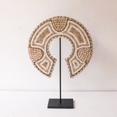 schelpen en kralen rond op standaard wit - woondecoratie - ornament op voet - maat M - diameter 30 cm