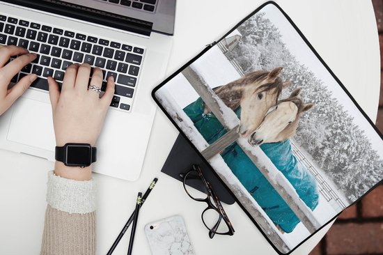 Housse ordinateur 13 pouces 34x24 cm - Paarden - Housse Macbook & Laptop Paarden in a snowstorm - Housse ordinateur portable avec photo