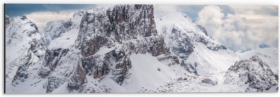 WallClassics - Dibond - Sneeuwlandschap met Wolken - 60x20 cm Foto op Aluminium (Met Ophangsysteem)