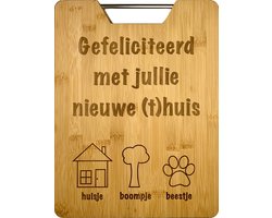 Serveerplank met tekst  gefeliciteerd en huisje boompje beestje. - Origineel cadeau voor verhuizing - housewarming - 25x32cm - bamboe - giftsbymaris