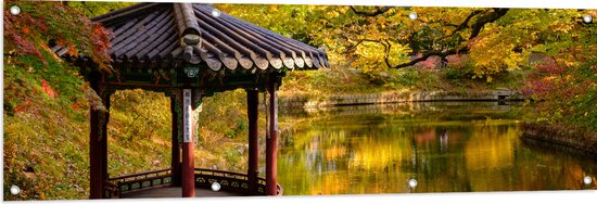 WallClassics - Tuinposter – Gazebo bij een Vijver - Secret Garden - Seoul - 150x50 cm Foto op Tuinposter (wanddecoratie voor buiten en binnen)