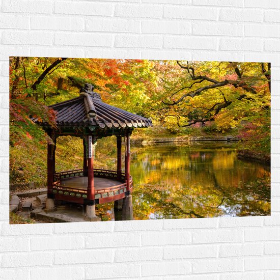 WallClassics - Muursticker - Gazebo bij een Vijver - Secret Garden - Seoul - 120x80 cm Foto op Muursticker