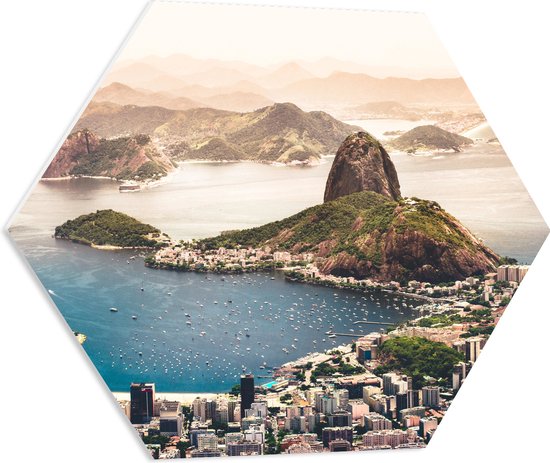 WallClassics - PVC Schuimplaat Hexagon  - Suikerbroodberg Rio de Janeiro - 60x52.2 cm Foto op Hexagon (Met Ophangsysteem)