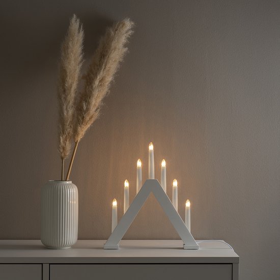 Kerstkandelaar voor binnen – Mat wit - Modern – 7 LED kaarsen – Warm wit licht – 31x34 centimeter – Hout – Eurostekker