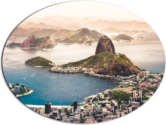WallClassics - Dibond Ovaal - Suikerbroodberg Rio de Janeiro - 68x51 cm Foto op Ovaal (Met Ophangsysteem)
