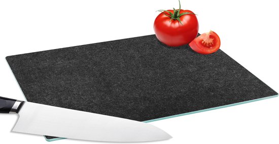 Planche à découper anthracite de 28x20 cm avec un couteau, une tomate et des morceaux de tomate.