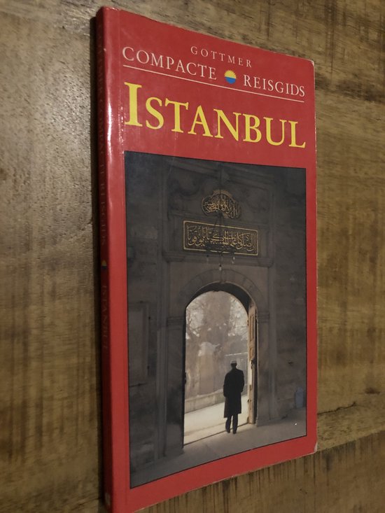 Boek 'Gottmer Compacte Reisgids Istanbul' met een silhouet van een man bij een poort.