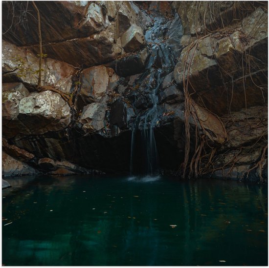 WallClassics - Poster Glanzend – Kleine Waterval tussen Stenen - 50x50 cm Foto op Posterpapier met Glanzende Afwerking