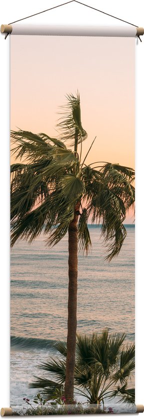 WallClassics - Textielposter - Hoge Palmbomen bij Zee - 40x120 cm Foto op Textiel