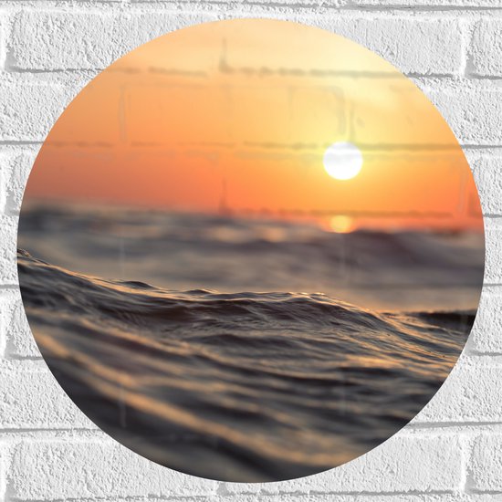 WallClassics - Muursticker Cirkel - Laagstaande Zon aan het Wateroppervlak - 50x50 cm Foto op Muursticker
