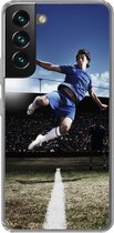 Geschikt voor Samsung Galaxy S22 hoesje - Voetballer doet een volley - Siliconen Telefoonhoesje
