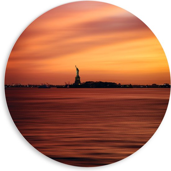 WallClassics - Plaque de mousse PVC Wall Circle - Oranje Sky over Statue of Liberty in New York - 80x80 cm Photo sur Wall Circle (avec système d'accrochage)