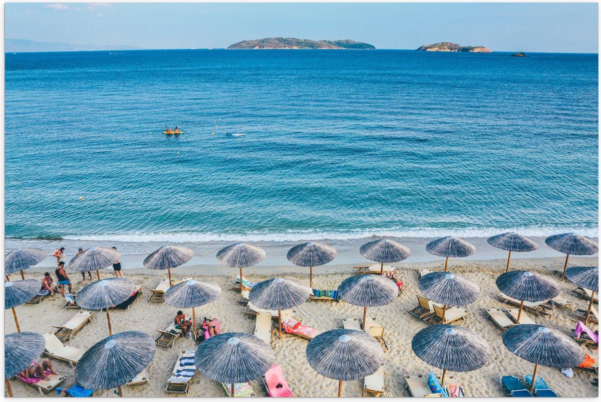 Poster Glanzend – Rieten Parasols met Ligbedjes op het Strand - 120x80 cm Foto op Posterpa