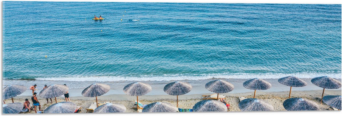 Acrylglas - Rieten Parasols met Ligbedjes op het Strand - 90x30 cm Foto op Acrylglas (Met