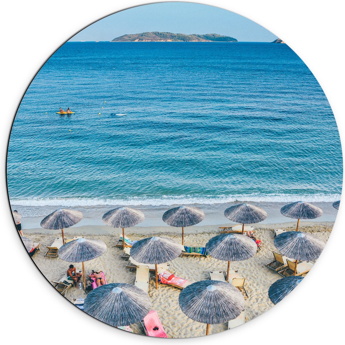 Dibond Muurcirkel - Rieten Parasols met Ligbedjes op het Strand - 70x70 cm Foto op Aluminium Muurcirkel (met ophangsysteem)