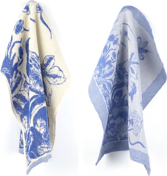 Torchons avec des motifs floraux et d'oiseaux bleus sur fond crème.