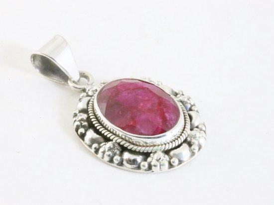 Pendentif en argent décoré avec rubis