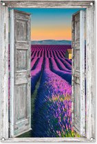 Tuinposter lavendel - Doorkijk deur - Bloemen - Natuur - Zomer - Paars - Provence - Tuindecoratie - Tuin - Tuindoek - Tuinschilderij voor buiten - 60x90 cm - Schuttingdoek - Schutting decoratie