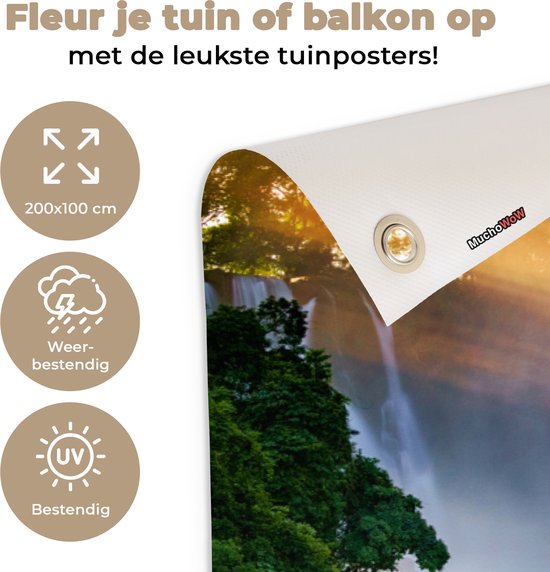 Tuinposter 'Waterval omgeven door weelderige begroeiing in een Japanse