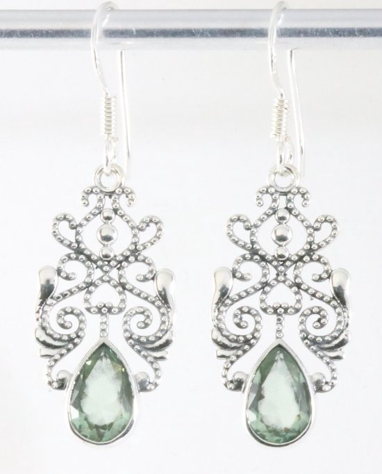 Opengewerkte zilveren oorbellen met groene amethist
